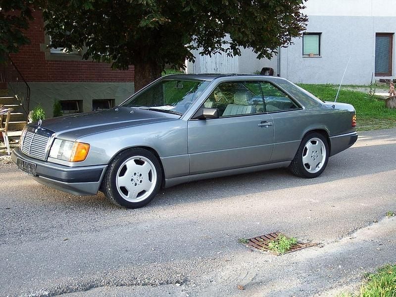 Gebraucht Mercedes 300 132 PS (97 kW) 1987 Blau Coupé