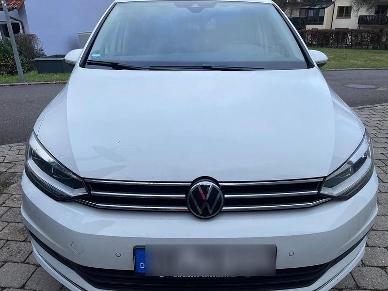 Gebraucht VW Touran Highline 150 PS (110 kW) 2023 Weiß Van / Kleinbus