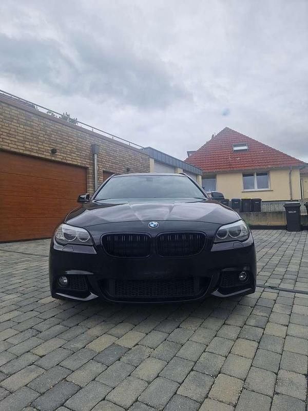 Schwarz Gebraucht 2012 BMW 520 M Sport Kombi | 10.750 € (Fairer Preis) - Bild 1/4