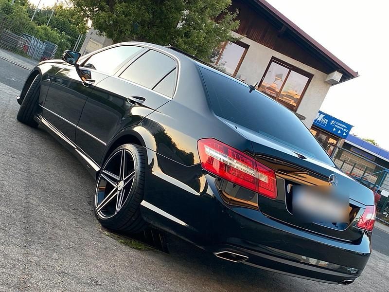 Schwarz Gebraucht 2009 Mercedes E350 AMG line Limousine | 16.799 € (Teuer) - Bild 1/4
