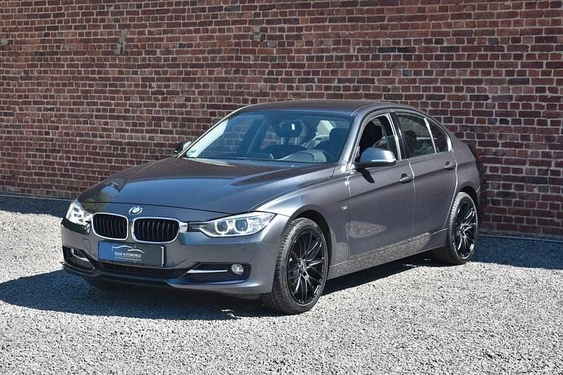 Grau Gebraucht 2014 BMW 318 Sport Line Limousine | 8.990 € (Superpreis) - Bild 1/4