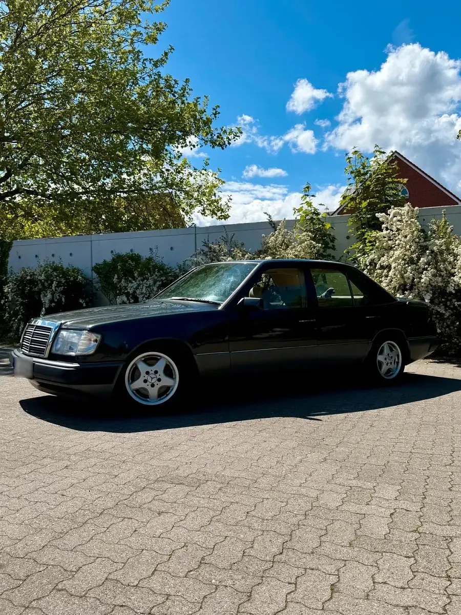 Gebraucht Mercedes E230 132 PS (97 kW) 1991 Schwarz Limousine