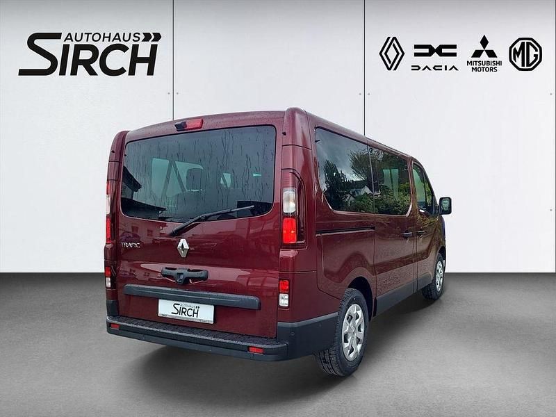 Gebraucht Renault Trafic Life 170 PS (125 kW) 2022 Rot Van / Kleinbus