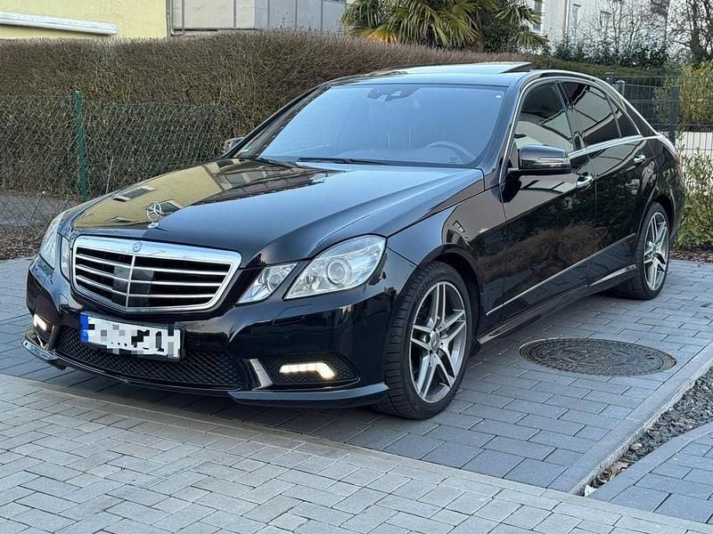 Schwarz Gebraucht 2010 Mercedes E500 AMG Limousine | 12.900 € (Superpreis) - Bild 1/4