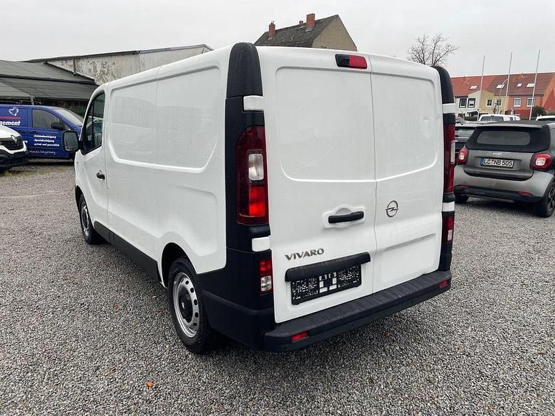 Gebraucht Opel Vivaro 95 PS (69 kW) 2017 Weiß Van / Kleinbus