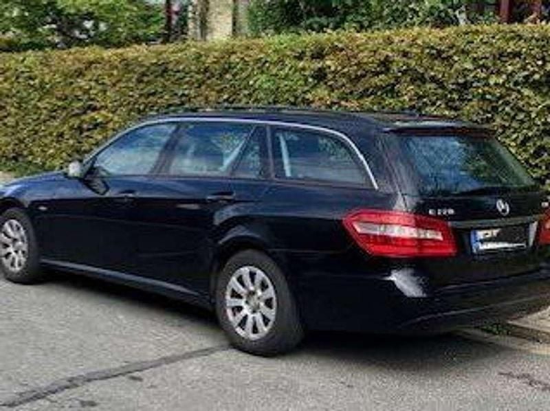 Schwarz Gebraucht 2010 Mercedes E220 Kombi | 6.650 € (Etwas zu teuer) - Bild 1/2