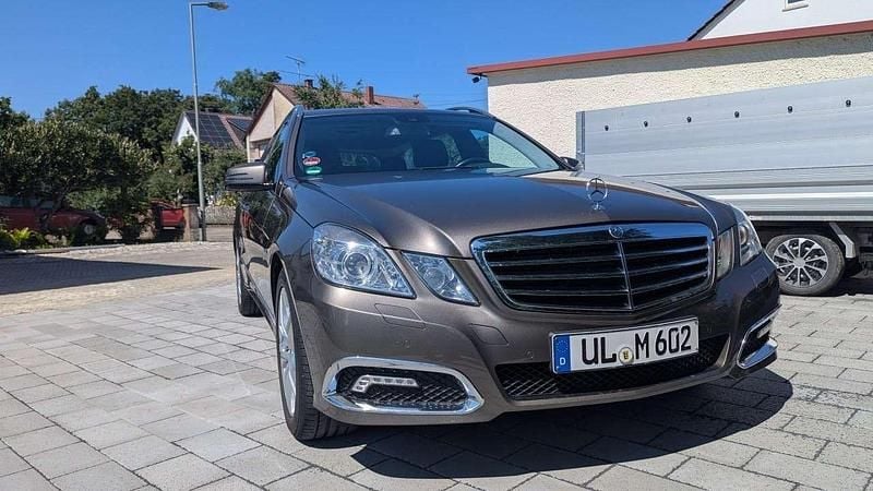 Braun Gebraucht 2010 Mercedes E350 Kombi | 8.900 € (Superpreis) - Bild 1/4
