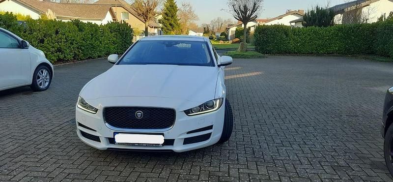 Weiß Gebraucht 2015 Jaguar XE Limousine | 10.500 € (Fairer Preis) - Bild 1/4