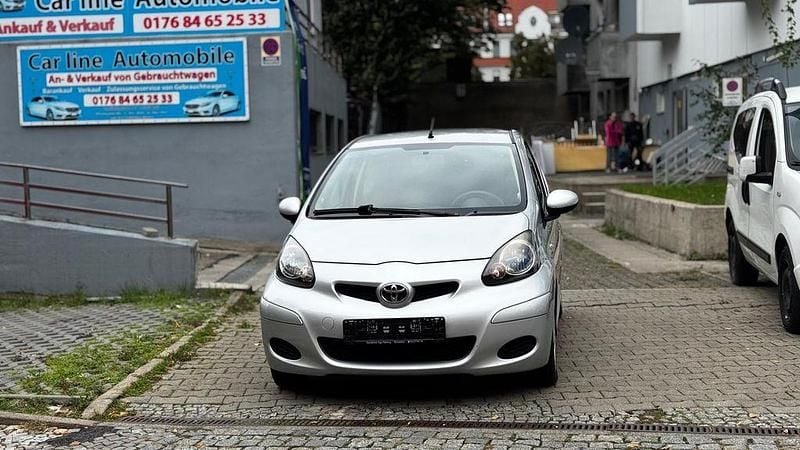Silber Gebraucht 2011 Toyota Aygo Edition Kleinwagen | 3.290 € (Fairer Preis) - Bild 1/3