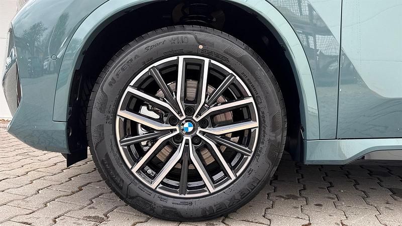 Neu BMW X1 Efficient Dynamics 204 PS (150 kW) 2026 Cape york grün metallic SUV