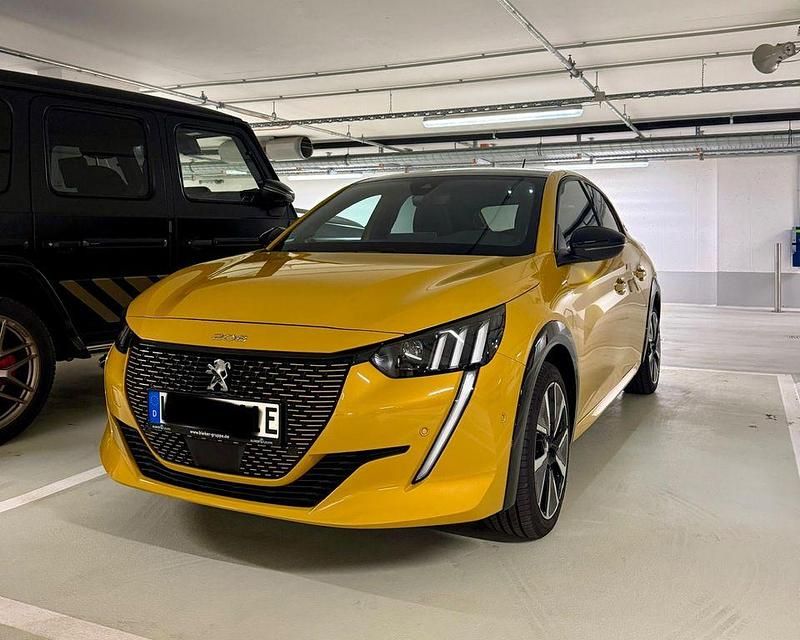 Gelb Gebraucht 2022 Peugeot e-208 GT Kleinwagen | 17.590 € (Fairer Preis) - Bild 1/4