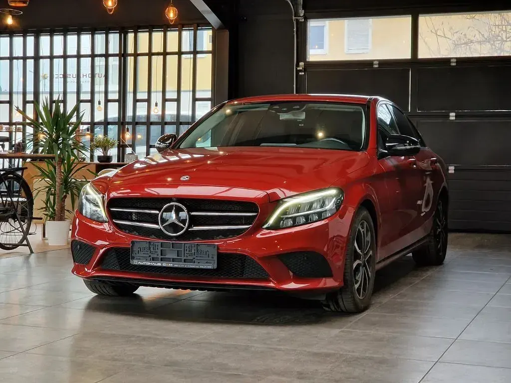 Gebraucht Mercedes C300 Avantgarde 272 PS (200 kW) 2020 Rot Limousine
