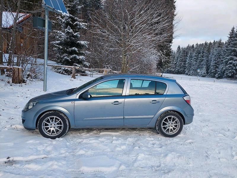 Grau Gebraucht 2005 Opel Astra Kleinwagen | 2.000 € (Teuer) - Bild 1/3