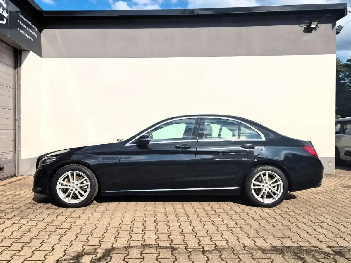 Gebraucht Mercedes C220 Avantgarde 194 PS (142 kW) 2019 Obsidianschwarz Limousine