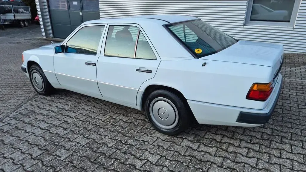 Brugt Mercedes E200 136 HK (100 kW) 1990 Hvid Sedan
