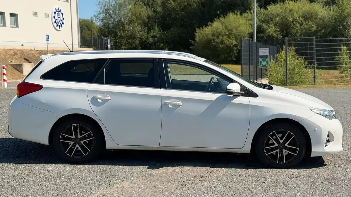 Gebraucht Toyota Auris 124 PS (91 kW) 2015 Weiß Kombi