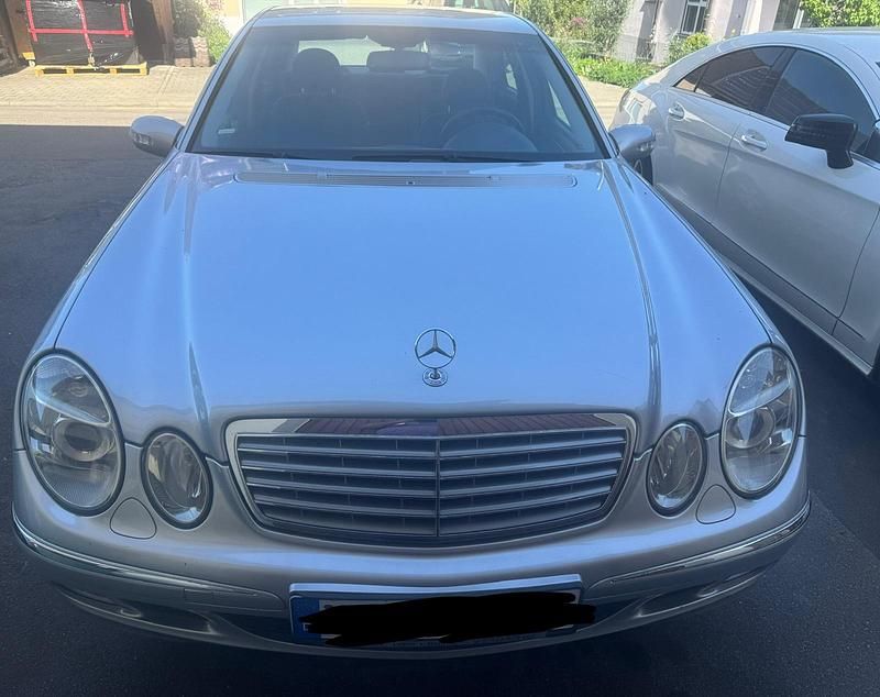 Silber Gebraucht 2003 Mercedes E240 Limousine | 3.850 € (Fairer Preis) - Bild 1/4