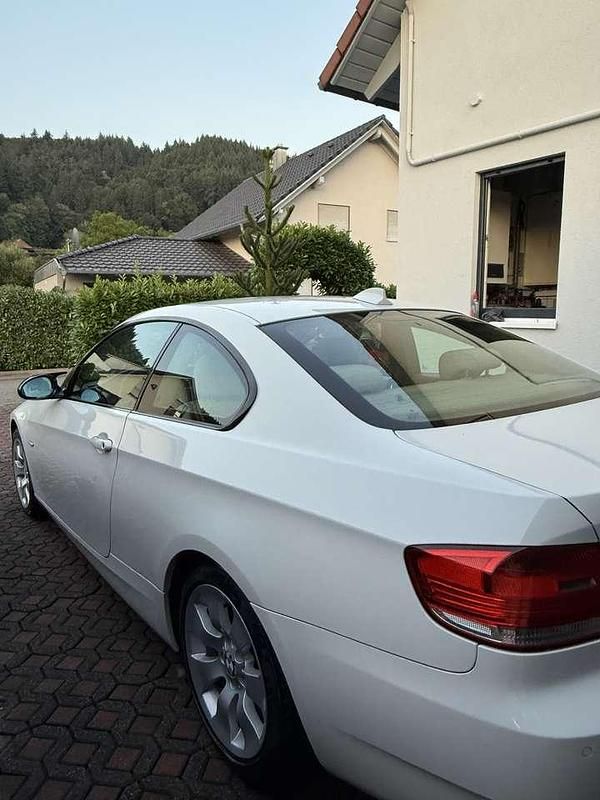 Gebraucht BMW 325 218 PS (160 kW) 2008 Weiß Coupé