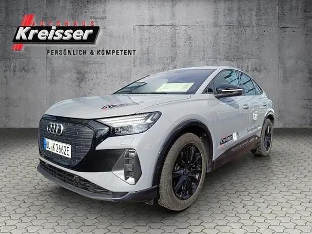 Grau (kieselgrau) Gebraucht 2023 Audi Q4 Sportback e-tron Ambiente SUV | 44.950 € - Bild 1/3