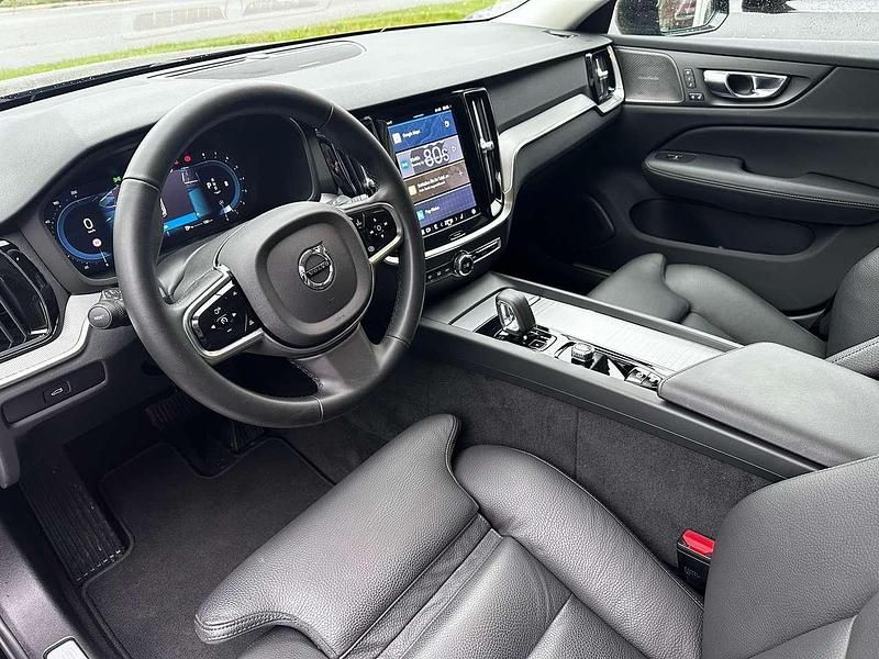 Gebraucht Volvo V60 Plus 197 PS (144 kW) 2024 Onyx black / metallic Kombi