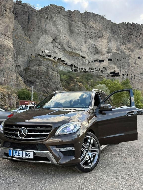 Braun Gebraucht 2012 Mercedes ML350 Edition 1 SUV | 18.900 € (Fairer Preis) - Bild 1/4