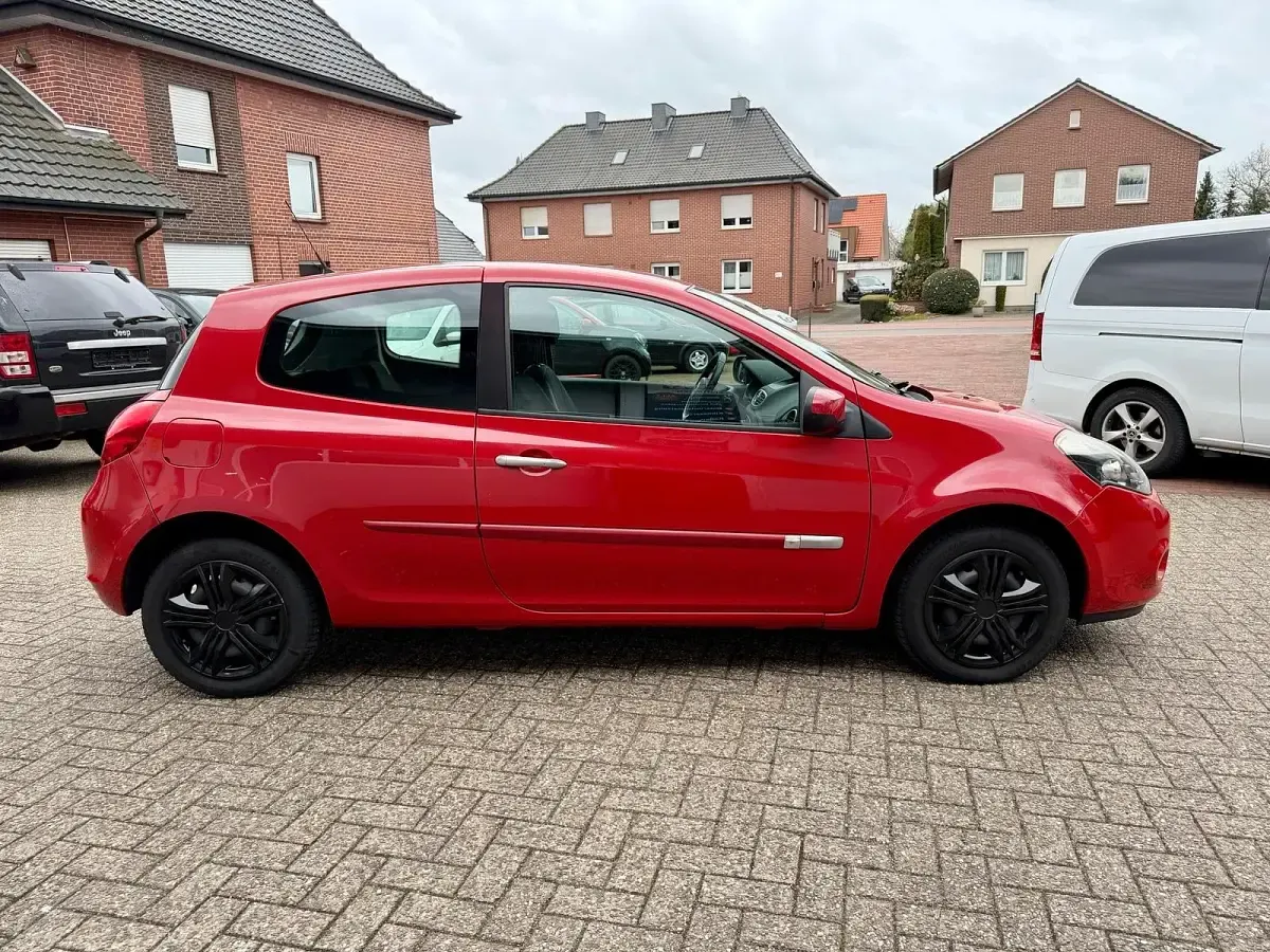Używany Renault Clio III Dynamique 75 KM (55 kW) 2010 Czerwony Hatchback