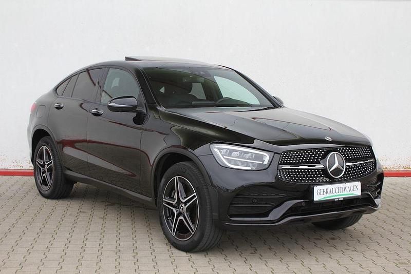 Obsidianschwarz metallic 197u Gebraucht 2023 Mercedes GLC300e AMG line Coupé | 50.785 € - Bild 1/4