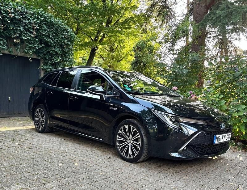 Schwarz Gebraucht 2021 Toyota Corolla Team Kombi | 19.200 € (Guter Preis) - Bild 1/4