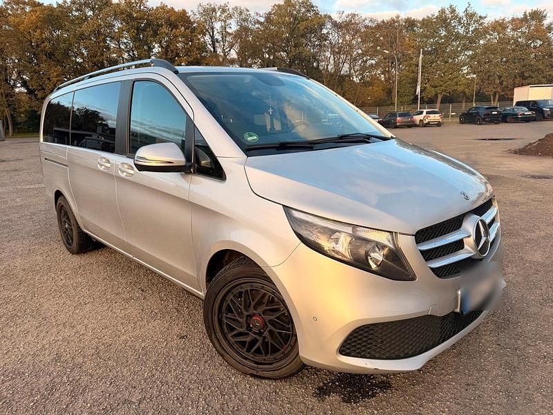 Silber Gebraucht 2020 Mercedes V220 Van / Kleinbus | 26.490 € (Superpreis) - Bild 1/4