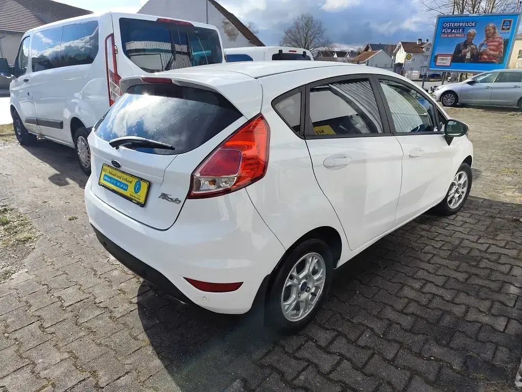 Używany Ford Fiesta SYNC Edition 80 KM (58 kW) 2015 Biały Hatchback