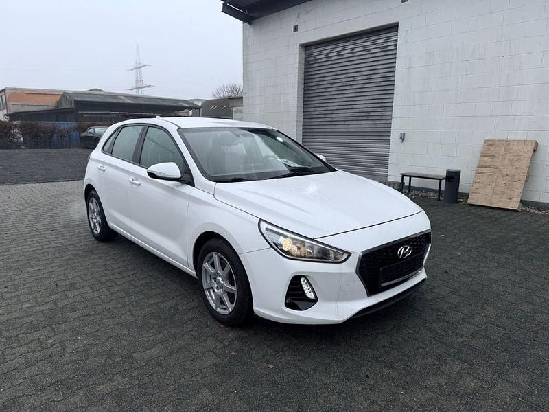 Gebraucht Hyundai i30 Trend 140 PS (102 kW) 2017 Weiß Limousine