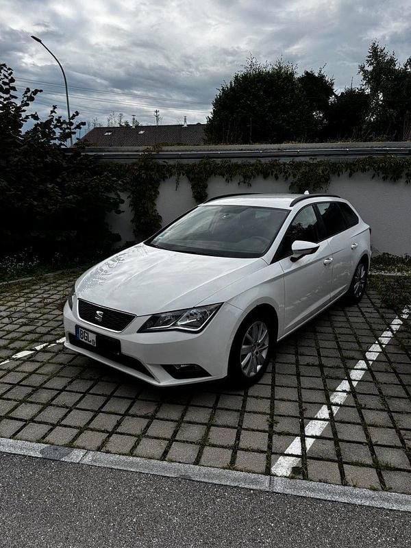 Weiß Gebraucht 2014 Seat Leon Limousine | 5.300 € (Guter Preis) - Bild 1/4