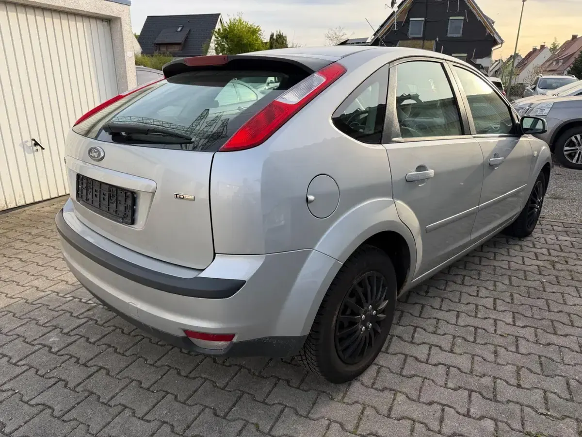 Usado Ford Focus Style 90 CV (66 kW) 2007 Plateado Berlina
