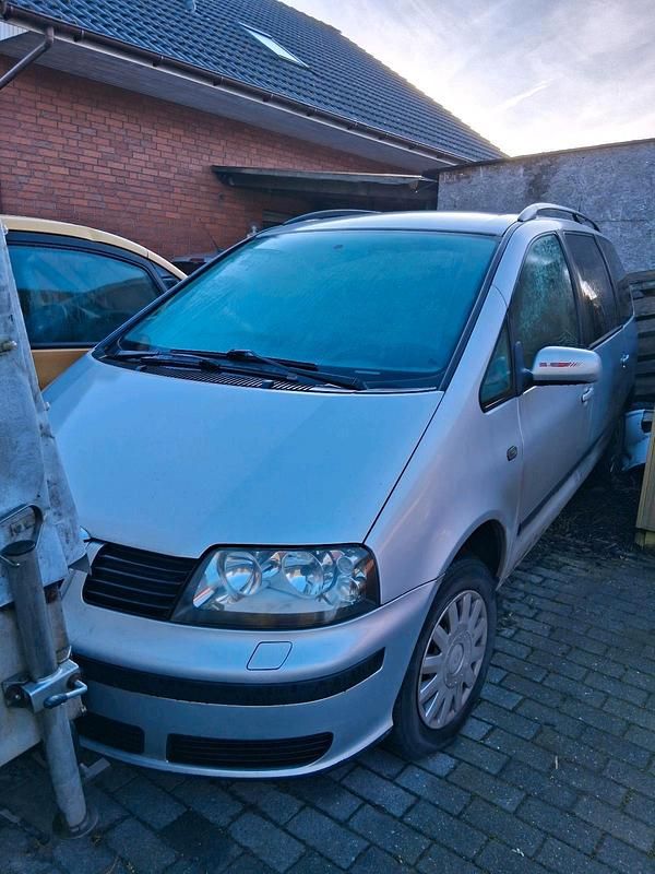Grau Gebraucht 2001 Seat Alhambra Van / Kleinbus | 1.800 € - Bild 1/4