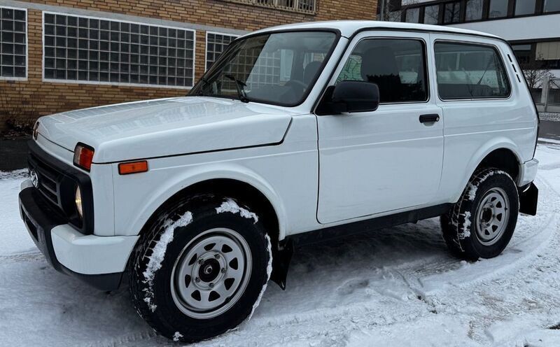Weiß Gebraucht 2018 Lada Urban SUV | 7.999 € (Fairer Preis) - Bild 1/4