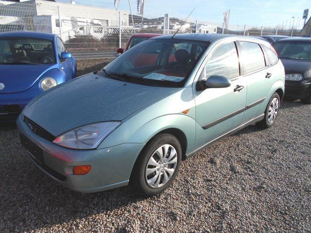 Gebraucht Ford Focus Trend 101 PS (74 kW) 2001 Grün metallic Limousine