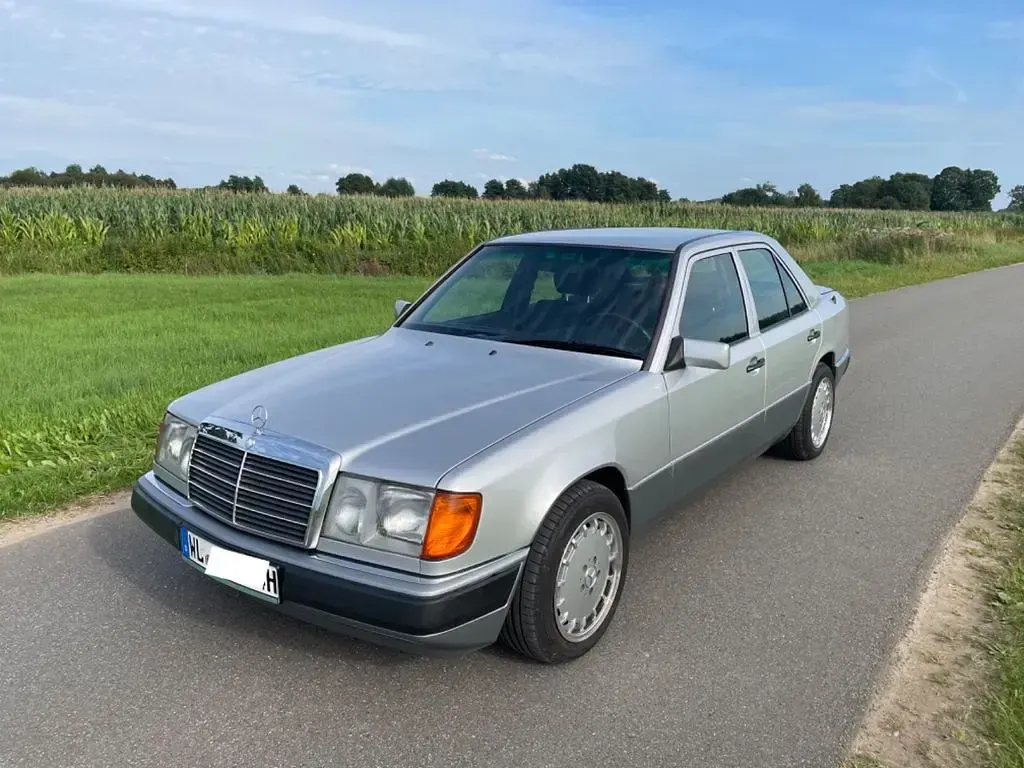 Second-hand Mercedes E300 179 CP (131 kW) 1992 Argintiu Berlinǎ