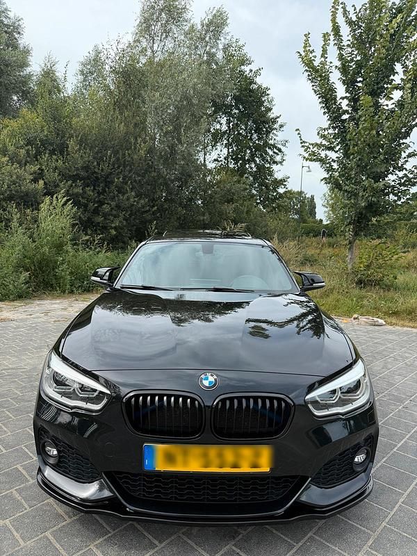 Schwarz Gebraucht 2017 BMW 120 Executive Kleinwagen | 14.499 € - Bild 1/4