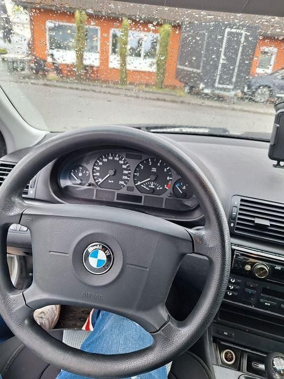 Silber Gebraucht 2004 BMW 318 Limousine | 850 € (Guter Preis) - Bild 1/4