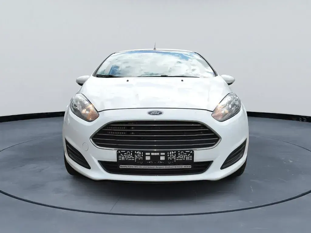 Gebraucht Ford Fiesta Trend 75 PS (55 kW) 2015 Weiß Kleinwagen