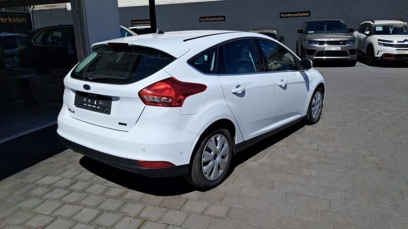 Gebraucht Ford Focus Titanium 125 PS (91 kW) 2016 Frostweiß Limousine