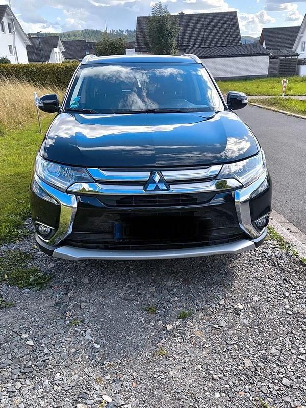 Schwarz Gebraucht 2015 Mitsubishi Outlander Classic Collection Plus SUV | 14.500 € (Fairer Preis) - Bild 1/4