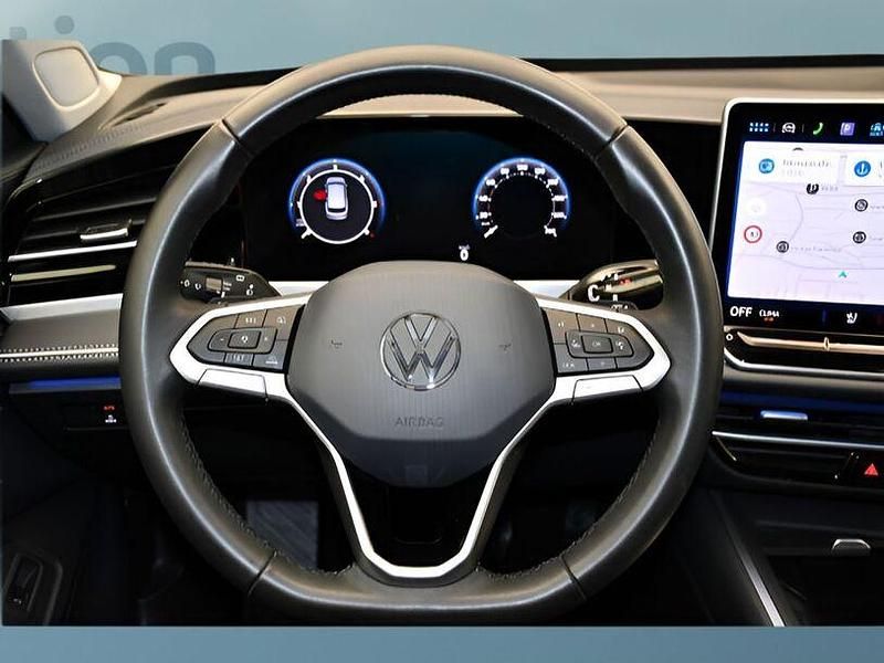 Gebraucht VW Passat 122 PS (89 kW) 2025 Rot Kombi