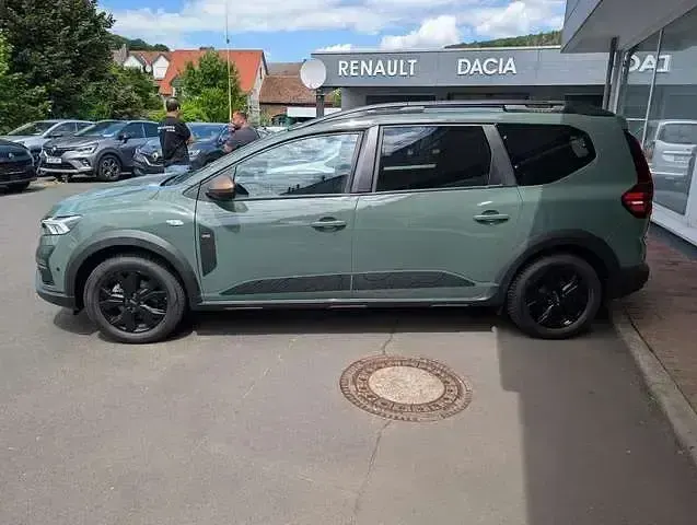 Gebraucht Dacia Jogger Extreme 141 PS (103 kW) 2025 Grau (staubgrau) Van / Kleinbus