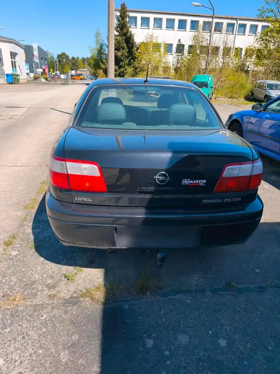 Second-hand Opel Omega 150 CP (110 kW) 2002 Negru Berlinǎ