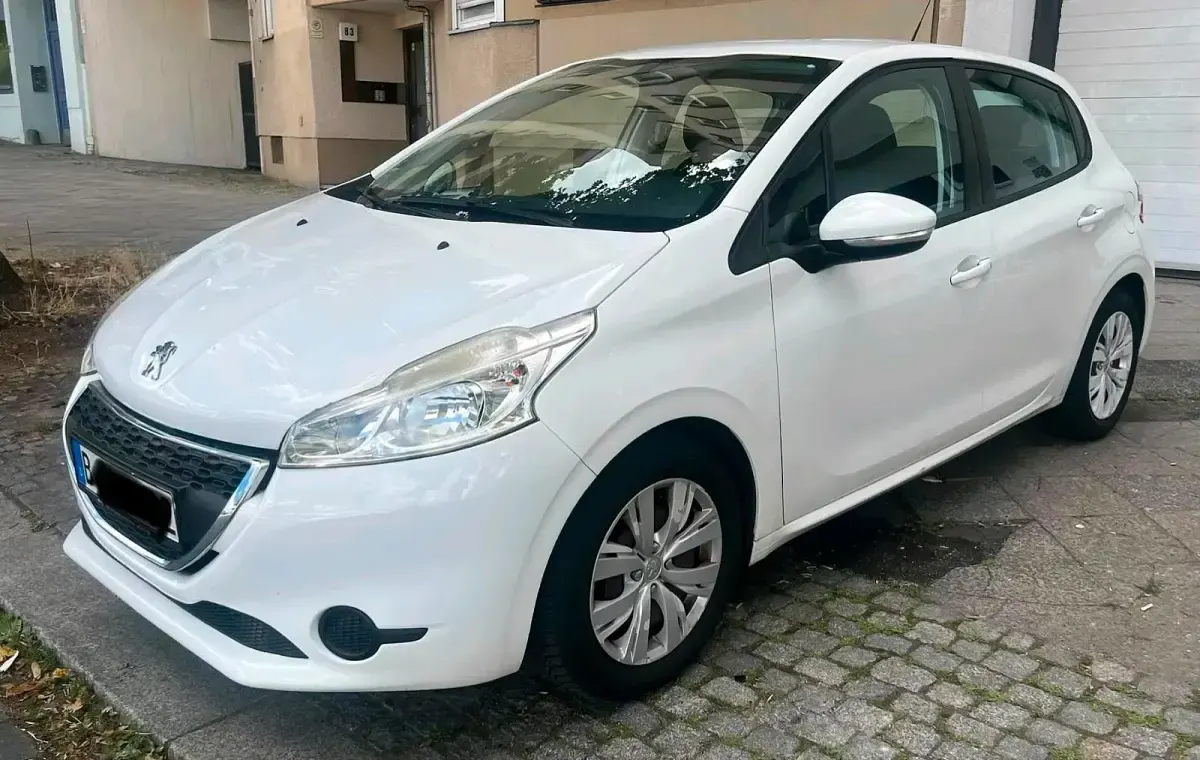 Gebraucht Peugeot 208 68 PS (50 kW) 2014 Weiß Kleinwagen