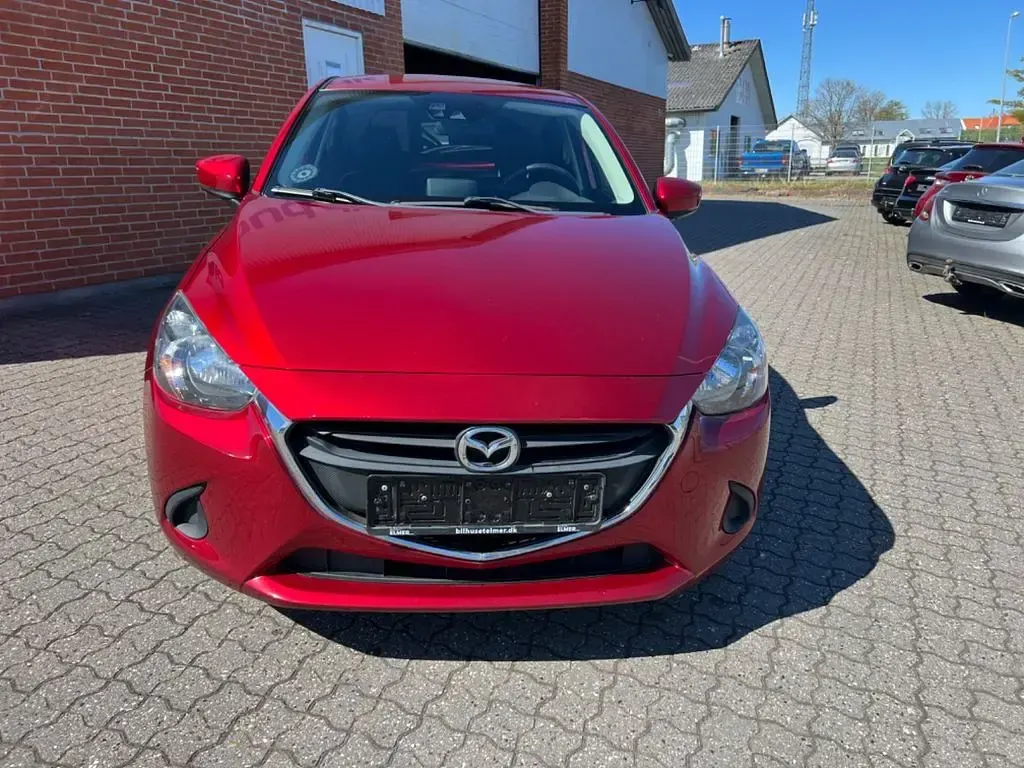 Używany Mazda 2 Center-Line 90 KM (66 kW) 2018 Czerwony Sedan/Limuzyna