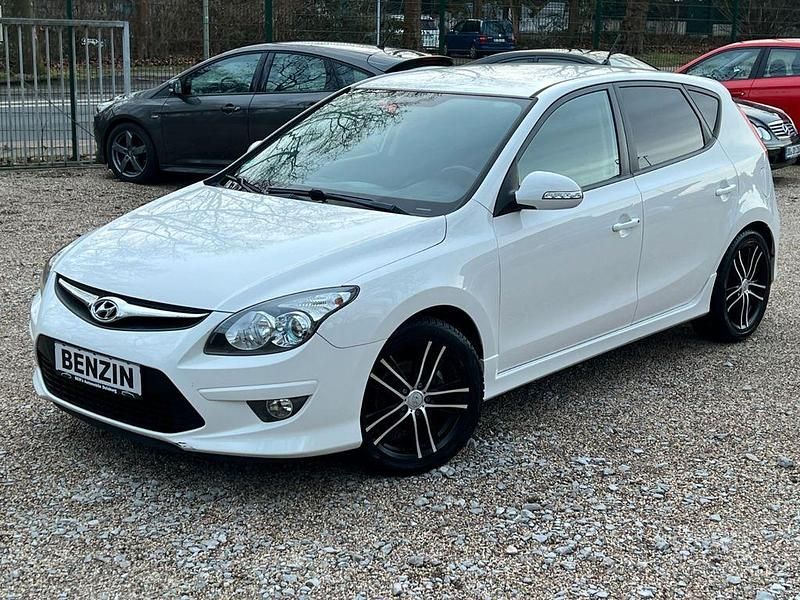 Weiß Gebraucht 2011 Hyundai i30 Edition Limousine | 4.999 € (Etwas zu teuer) - Bild 1/4