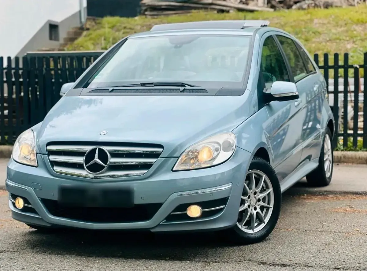 Gebraucht Mercedes B200 140 PS (102 kW) 2010 Blau Van / Kleinbus
