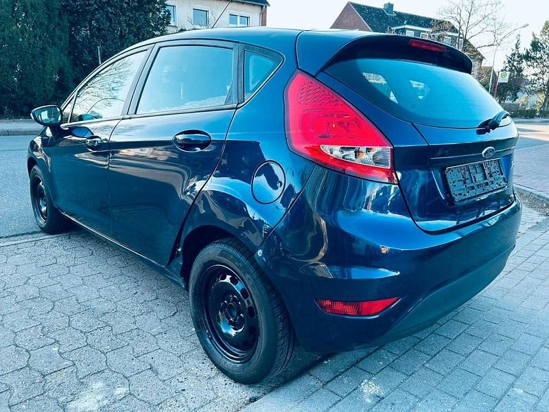 Gebraucht Ford Fiesta Ambiente 69 PS (50 kW) 2011 Blau Kleinwagen